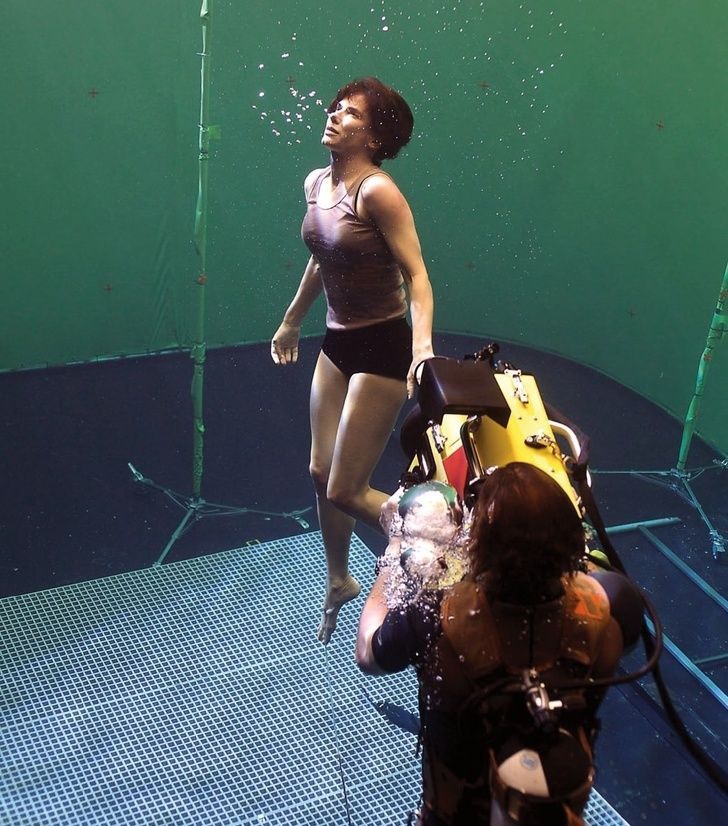 10 Photos That Show What Really Happens Behind the Scenes of Famous Productions