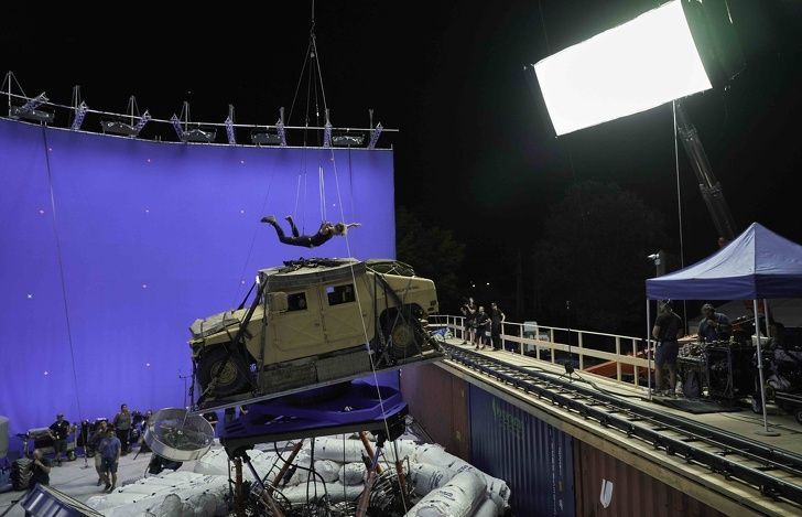 10 Photos That Show What Really Happens Behind the Scenes of Famous Productions